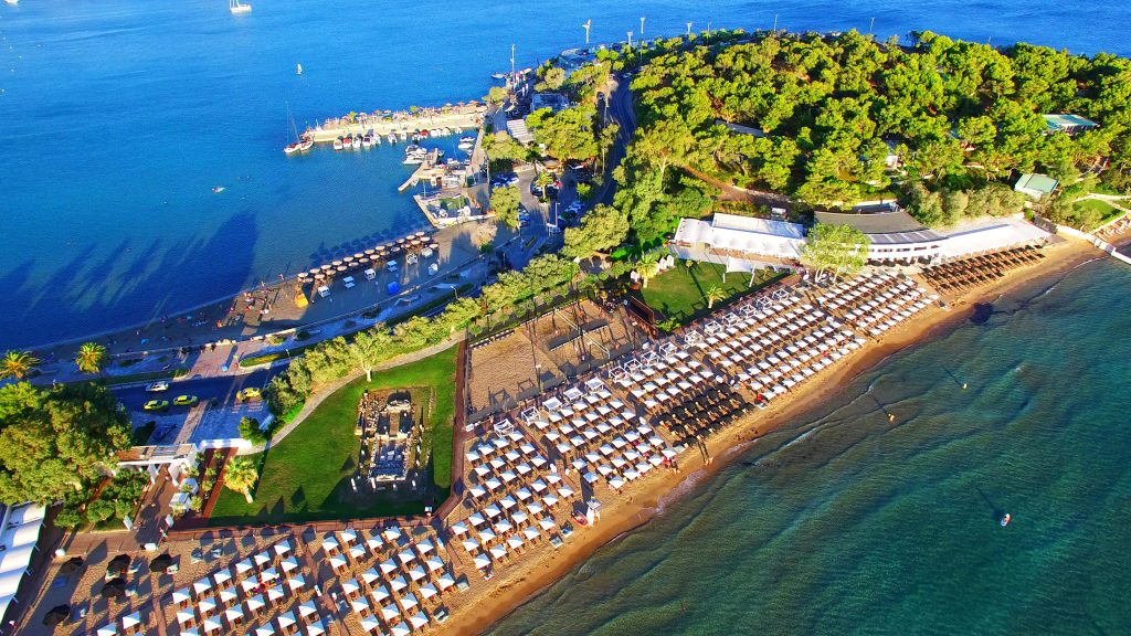 Sun, Sea… and a €320 Sunbed: Athens Riviera Beach Prices Raise Eyebrows