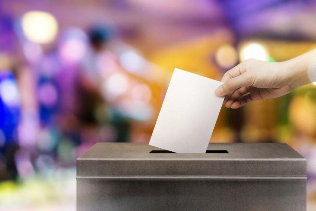 Poll: ND Leads with 30%, PASOK, Plefsi Eleftherias Vying for 2nd